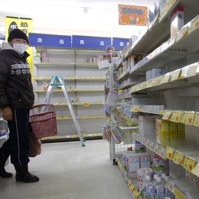 Die Menschen stürmen die Supermärkte