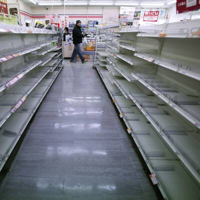 Die Menschen stürmen die Supermärkte