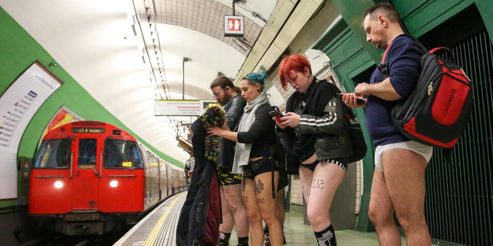 Menschen weltweit fahren ohne Hose U-Bahn