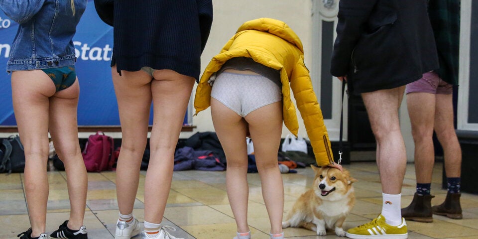 Menschen weltweit fahren ohne Hose U-Bahn