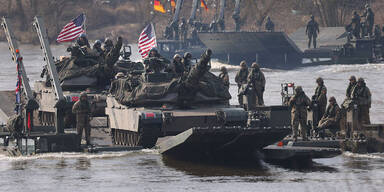 Suche nach vermissten US-Soldaten: Panzer steckt im Schlamm