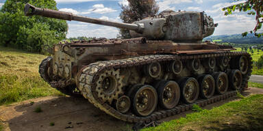 Panzerbesatzung zerschie&szlig;t H&uuml;hnerstall