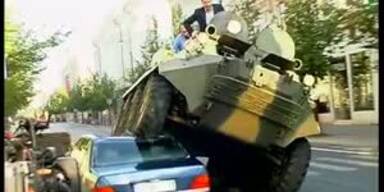 Falschparker mit Panzer plattgewalzt