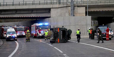 Bundesheer-Panzer kippt auf der S1 um