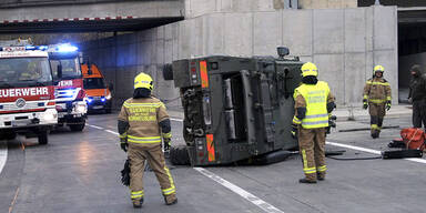 Bundesheer-Panzer kippt auf der S1 um