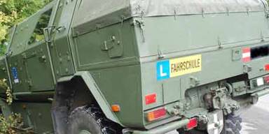 Bundesheer-Panzer kollidierte mit Pkw - ein Toter