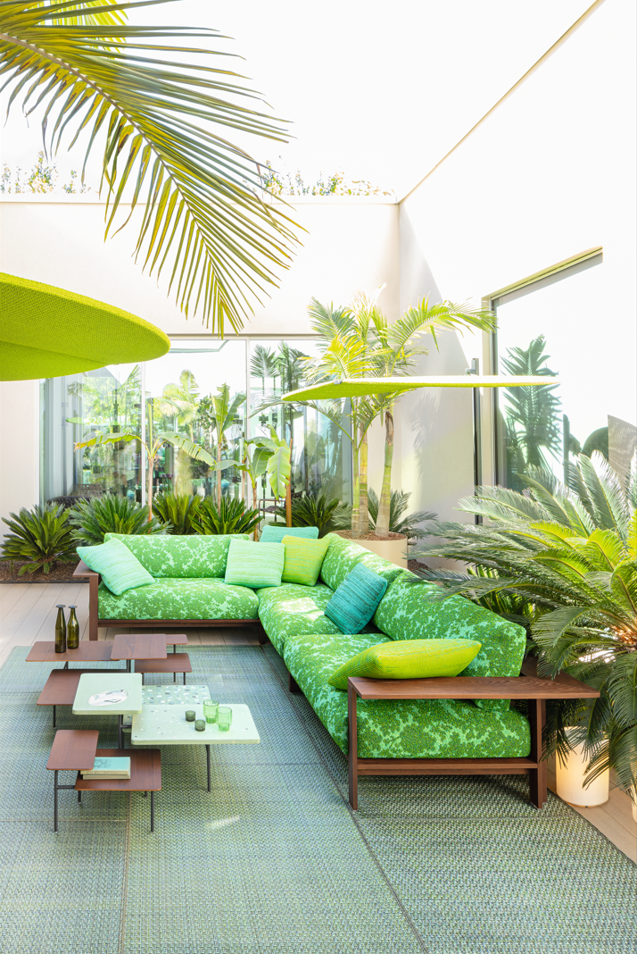 Kyo von Francesco Rota ist eine Sitzmöbelkollektion, die aus einem robustem Sassafrasholzgestell besteht. Die Überzüge sind in vielen Farben erhältlich. Preis auf Anfrage, paolalenti-wien.at 