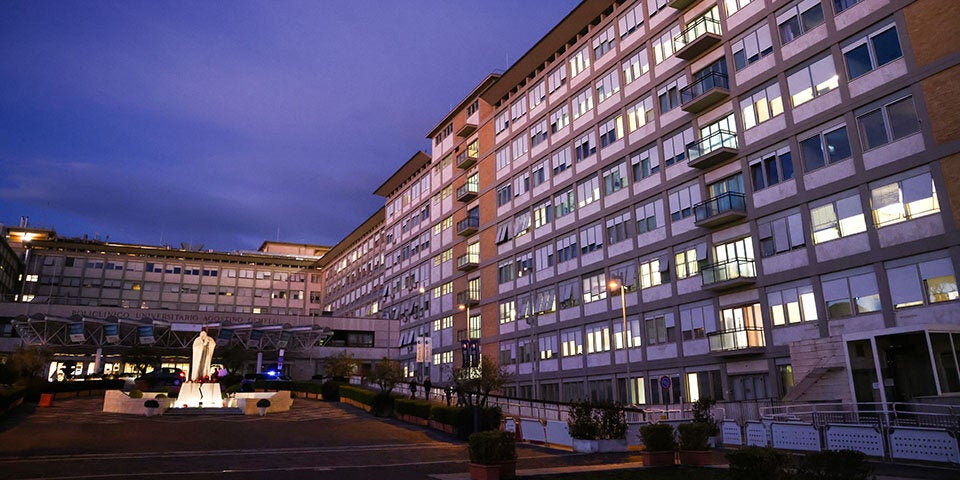 Der Papst befindet sich in der Klink 