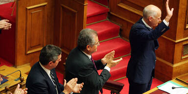 Griechen-Premier zieht Kopf aus Schlinge