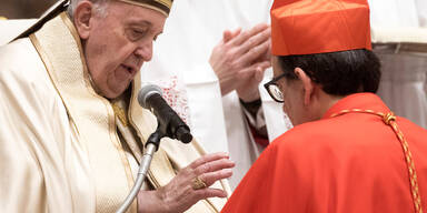 Papst mit vergoldetem Fischerring (Anulus Piscatoris)