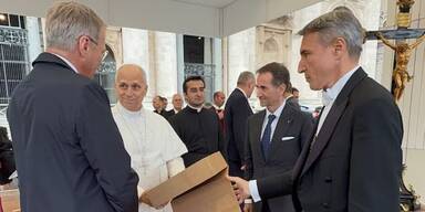 Papstaudienz: Stelzer überreicht Hinterglasmalerei