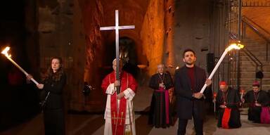 Kreuzweg am Kolosseum - Papst trug Kreuz selbst