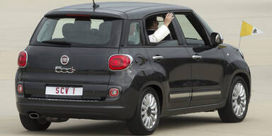 Papst beeindruckt Amis mit Fiat 500L