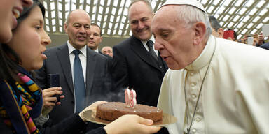 Papst feiert Geburtstag mit acht Obdachlosen