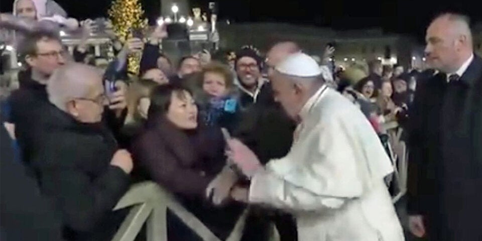 Erzürnter Papst haut einer Gläubigen auf die Finger