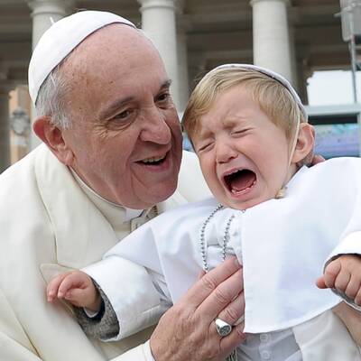Papst bringt Baby-Papst zum Weinen