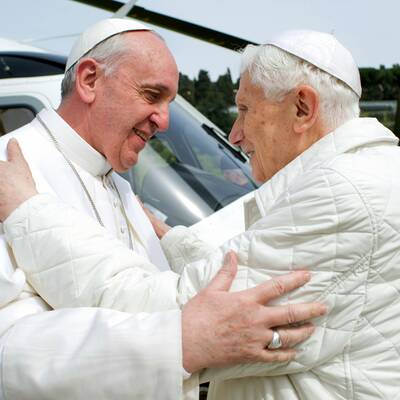 Papst trifft seinen Vorgänger