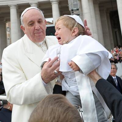 Papst bringt Baby-Papst zum Weinen
