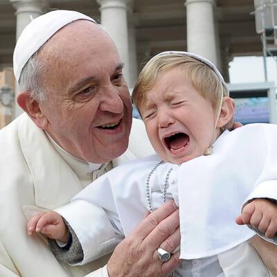 Papst bringt Baby-Papst zum Weinen