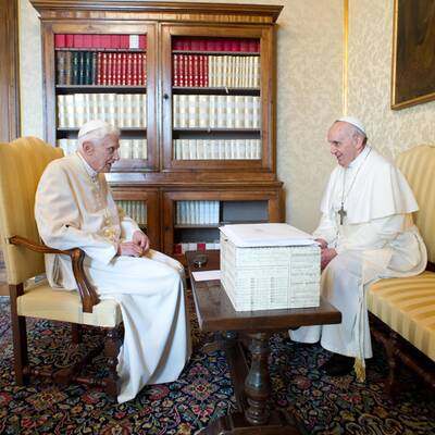 Papst trifft seinen Vorgänger
