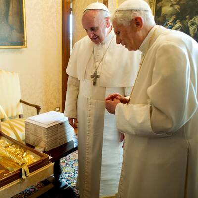 Papst trifft seinen Vorgänger