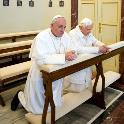 Papst trifft seinen Vorgänger