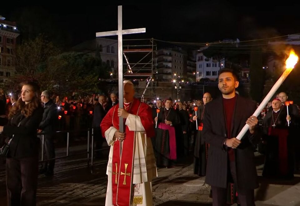 Kreuzweg am Kolosseum - Papst trug Kreuz selbst
