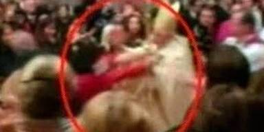 Frau wollte sich auf Papst stürzen