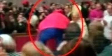 Frau wollte sich auf Papst stürzen