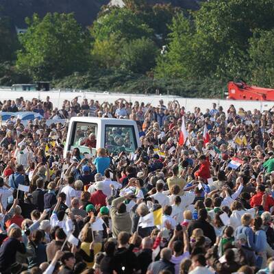 100.000 bei Papstmesse