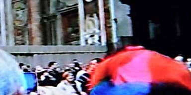 Frau wollte sich auf Papst stürzen