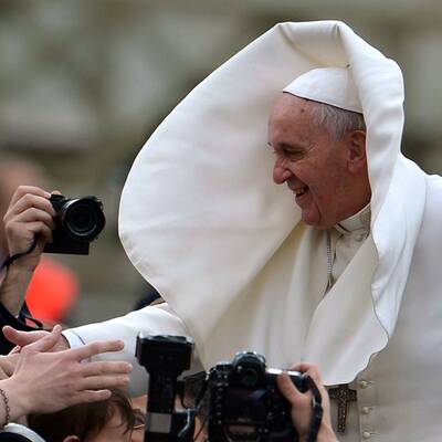Hier ärgert der Wind Papst Franziskus