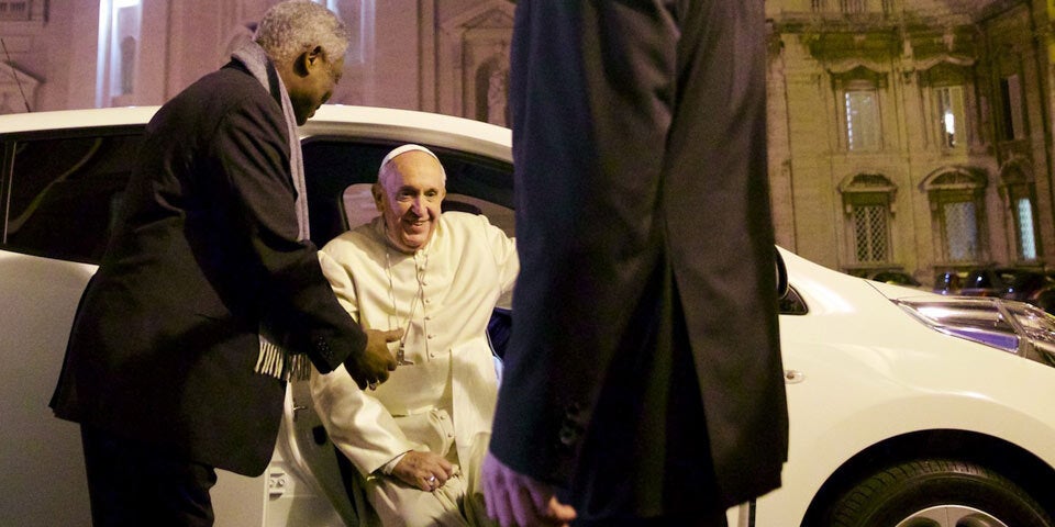 Der Papst benutzt jetzt ein E-Auto