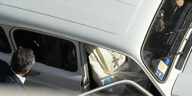 Papst Franziskus mit Oldtimer auf Spritztour