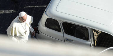 Papst Franziskus mit Oldtimer auf Spritztour
