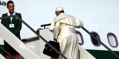 Was ist in der Papst-Tasche?