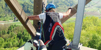 Paragleiter hing an Turm fest