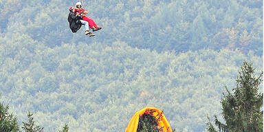 Paragleiter blieb in NÖ in Baum hängen