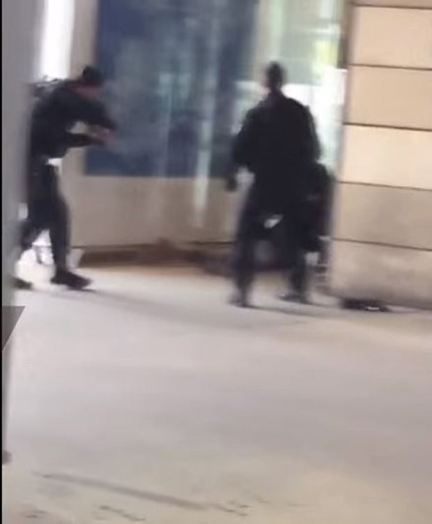 Blutbad bei Messer-Angriff: Vier Polizisten ermordet!