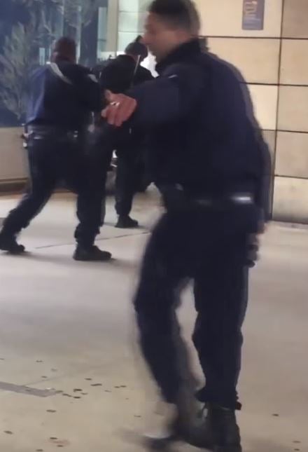 Blutbad bei Messer-Angriff: Vier Polizisten ermordet!