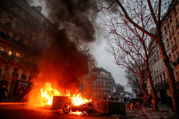 Gelbwesten-Protest: Paris brennt wieder!