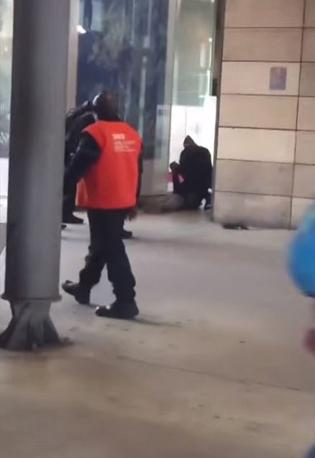 Blutbad bei Messer-Angriff: Vier Polizisten ermordet!