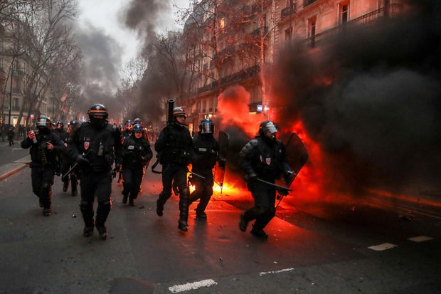 Gelbwesten-Protest: Paris brennt wieder!