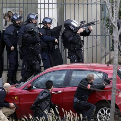 Bewaffneter nimmt Geiseln in Postamt