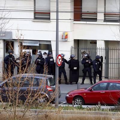 Bewaffneter nimmt Geiseln in Postamt