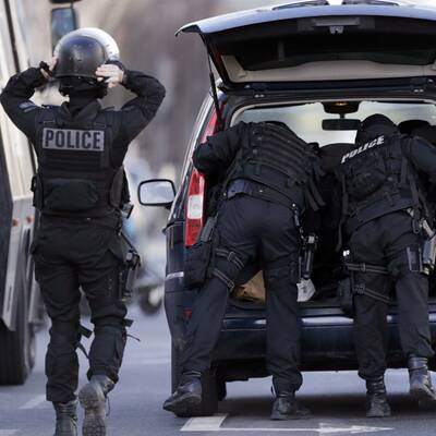 Bewaffneter nimmt Geiseln in Postamt