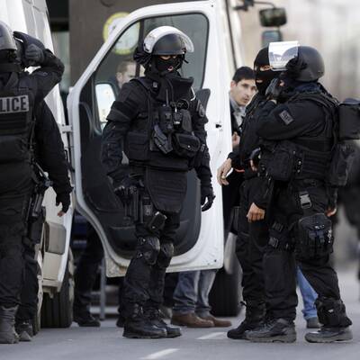 Bewaffneter nimmt Geiseln in Postamt