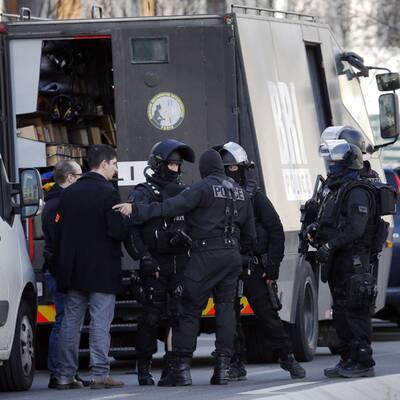 Bewaffneter nimmt Geiseln in Postamt