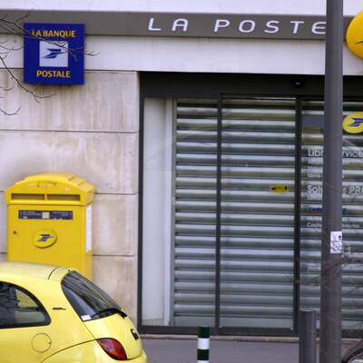 Bewaffneter nimmt Geiseln in Postamt