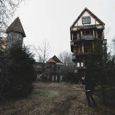 1999 wurde der Park aufgelassen und verfällt seither im Wald